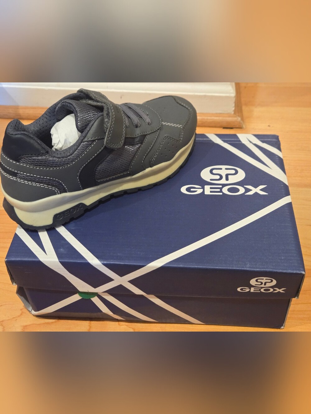 Brand New Geox Kids’s Dark Grey Lace & Hook Athletic Sneakers Size US 2